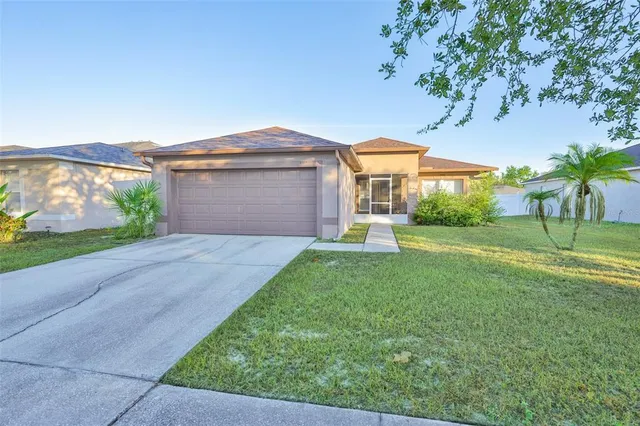 a view of a house with a yard