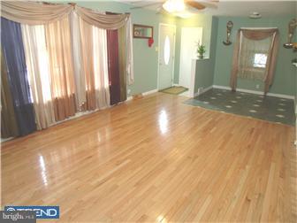 209 West County Line Road Hatboro, PA 19040 - Photo 5 of 12 Living Room