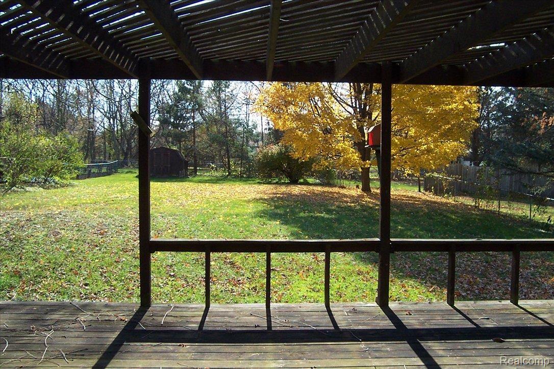 511 West Silver Lake Road Fenton, MI 48430 - Photo 3 of 7 Decking