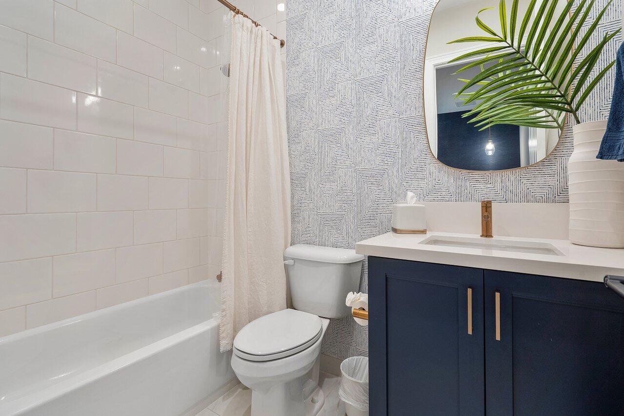 9054 Benedetta Place Boca Raton, FL 33496 - Photo 18 of 50 Downstairs en-suite bathroom