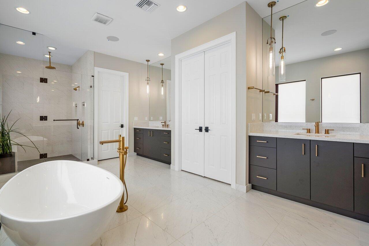 9054 Benedetta Place Boca Raton, FL 33496 - Photo 28 of 50 Primary Bathroom