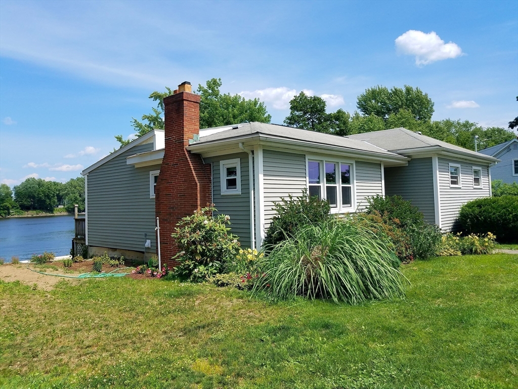 140 Riverbank Road Northampton, MA 01060 - Photo 11 of 37