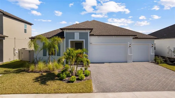 a view of a house with backyard