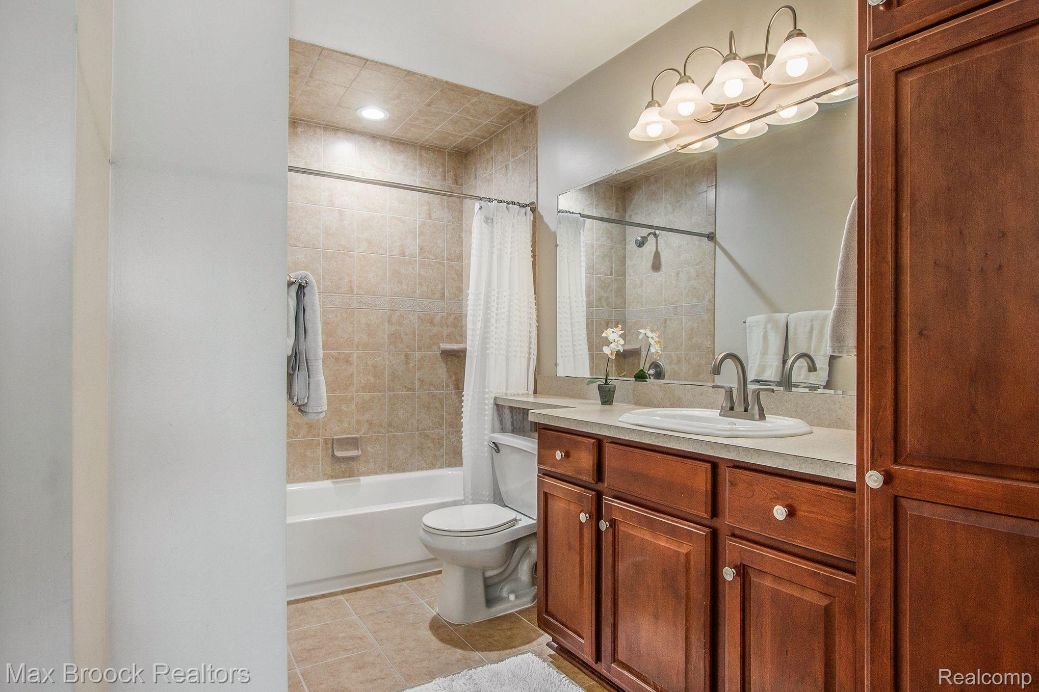 954 Hadley Road Rochester, MI 48307 - Photo 15 of 43 Full Bath With Tub/Shower