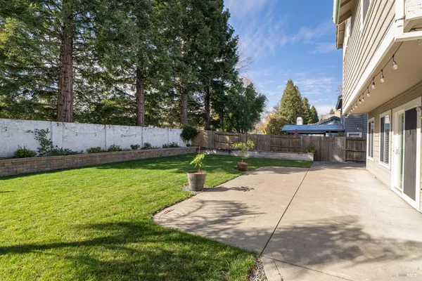 $750,000 | 100 Wooded Glen Court, Windsor, CA 95492