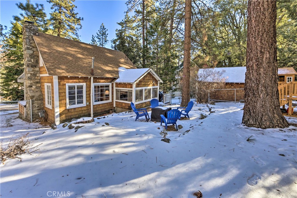 1069 Eagle Road Wrightwood, CA 92397 - Photo 22 of 24 a view of a chairs and tables in the patio