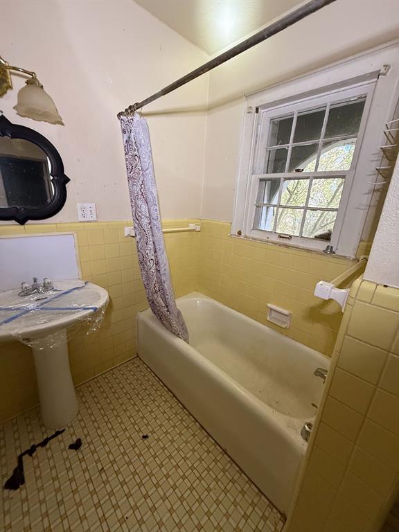 100 Smith Street Naples, TX 75568 - Photo 14 of 30 a bathroom with a sink and bathtub
