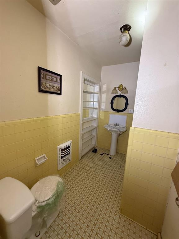 100 Smith Street Naples, TX 75568 - Photo 15 of 30 a bathroom with a toilet and a sink
