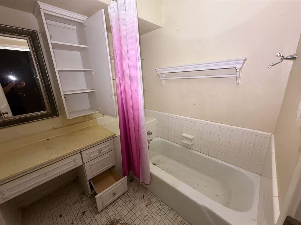 100 Smith Street Naples, TX 75568 - Photo 19 of 30 a bathroom with a tub and shower