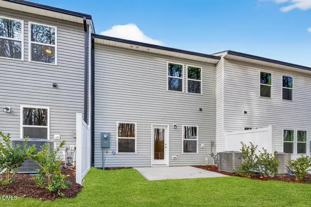 $279,990 | 554 Barrington Row Avenue, Zebulon, NC 27597