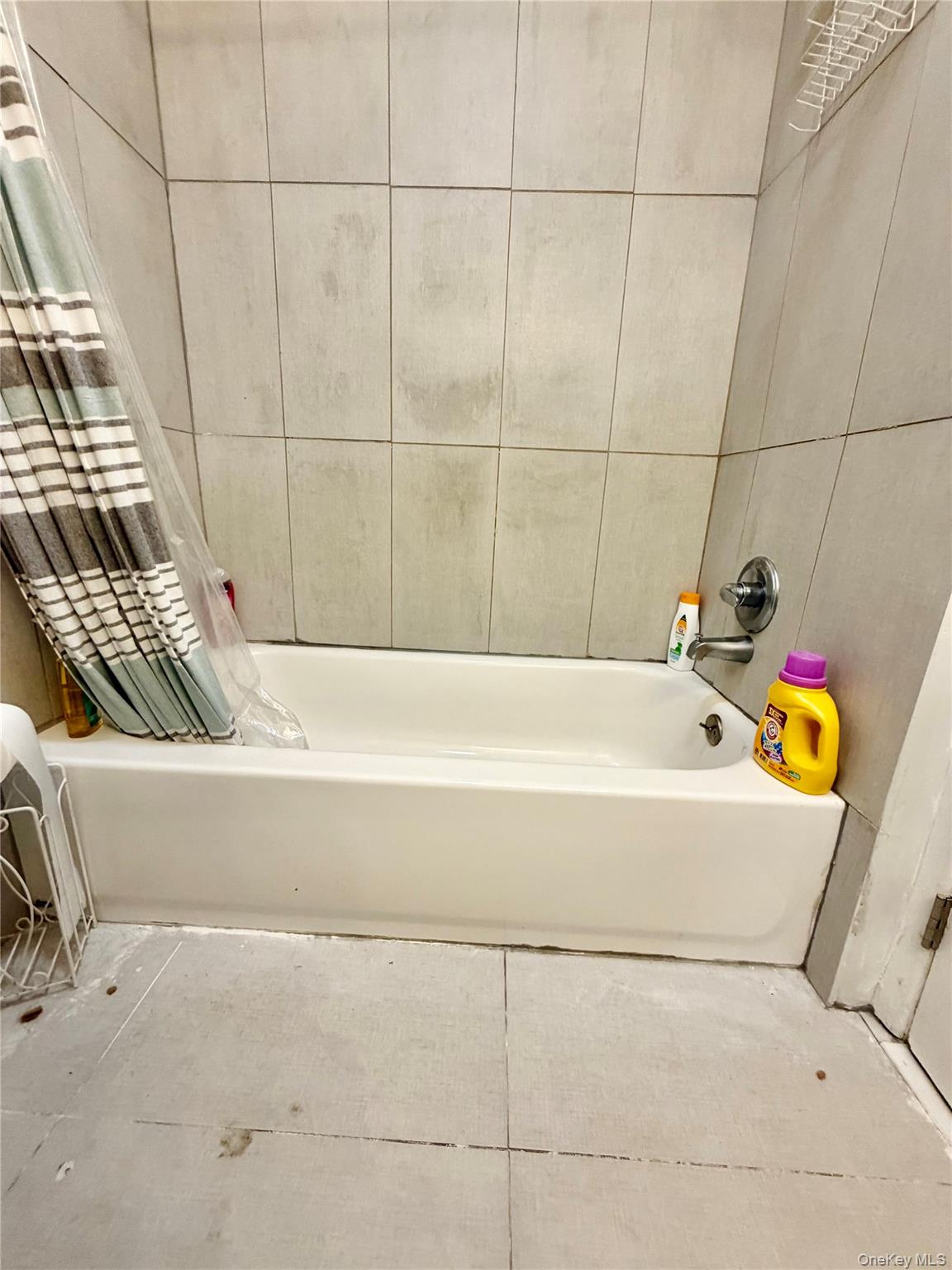 26 Cooper Road, Unit 312 Poughkeepsie, NY 12603 - Photo 7 of 13 a bathroom with a bathtub