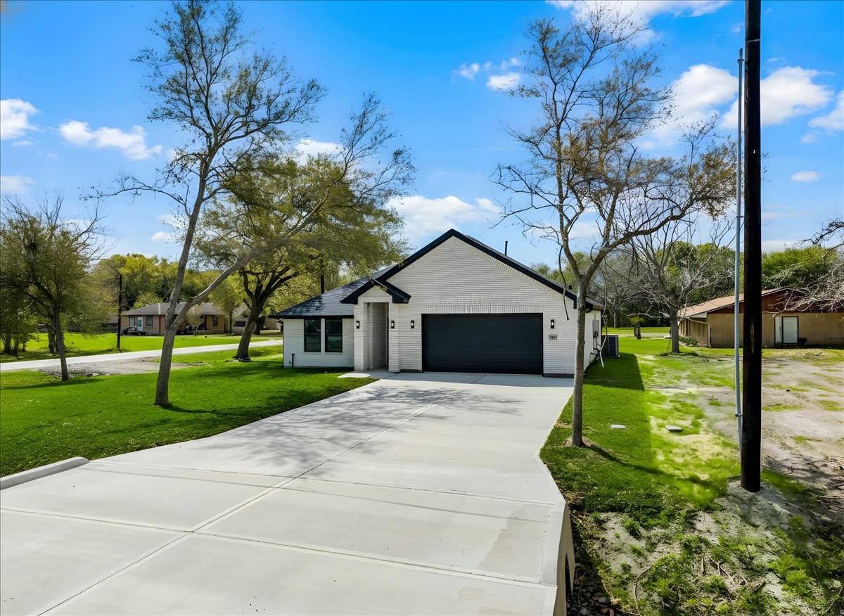 14103 3rd Street Santa Fe, TX 77517 - Photo 44 of 46 a front view of house with yard and green space