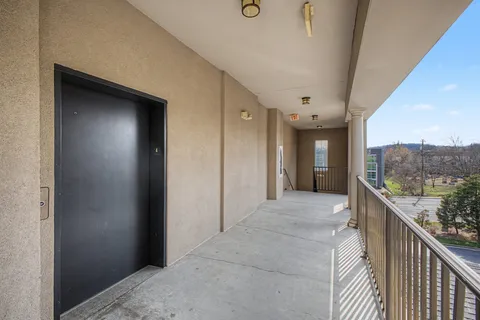 $529,000 | 305 Seven Springs Way, Unit 403, Brentwood, TN 37027