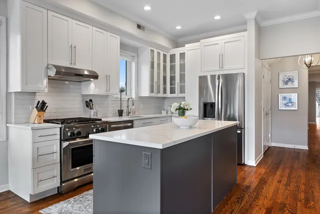 $834,900 | 540 West Oakdale Avenue, Unit 4W, Chicago, IL 60657