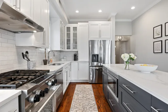 $834,900 | 540 West Oakdale Avenue, Unit 4W, Chicago, IL 60657