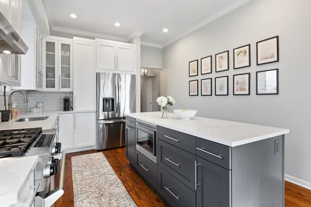 $834,900 | 540 West Oakdale Avenue, Unit 4W, Chicago, IL 60657