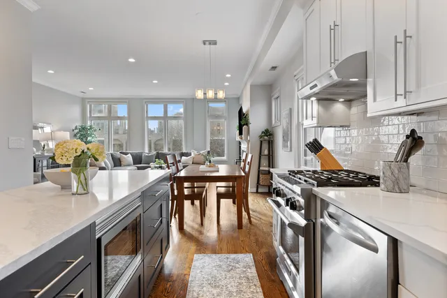 $834,900 | 540 West Oakdale Avenue, Unit 4W, Chicago, IL 60657