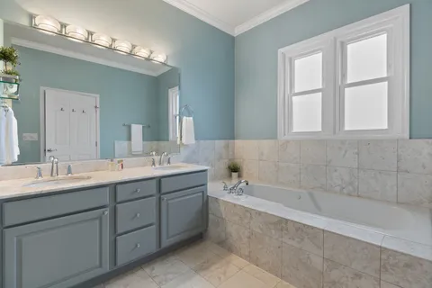 $834,900 | 540 West Oakdale Avenue, Unit 4W, Chicago, IL 60657