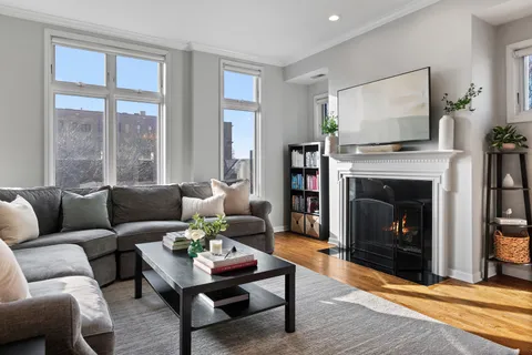 $834,900 | 540 West Oakdale Avenue, Unit 4W, Chicago, IL 60657