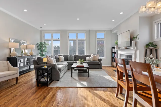 $834,900 | 540 West Oakdale Avenue, Unit 4W, Chicago, IL 60657