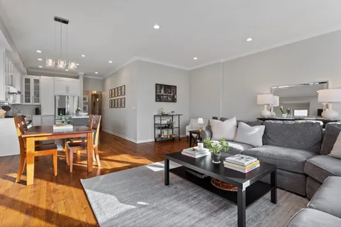 $834,900 | 540 West Oakdale Avenue, Unit 4W, Chicago, IL 60657