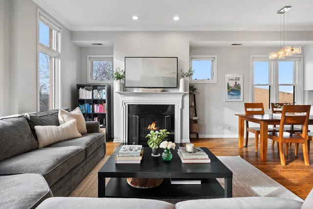 $834,900 | 540 West Oakdale Avenue, Unit 4W, Chicago, IL 60657