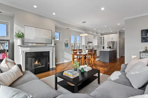 $834,900 | 540 West Oakdale Avenue, Unit 4W, Chicago, IL 60657