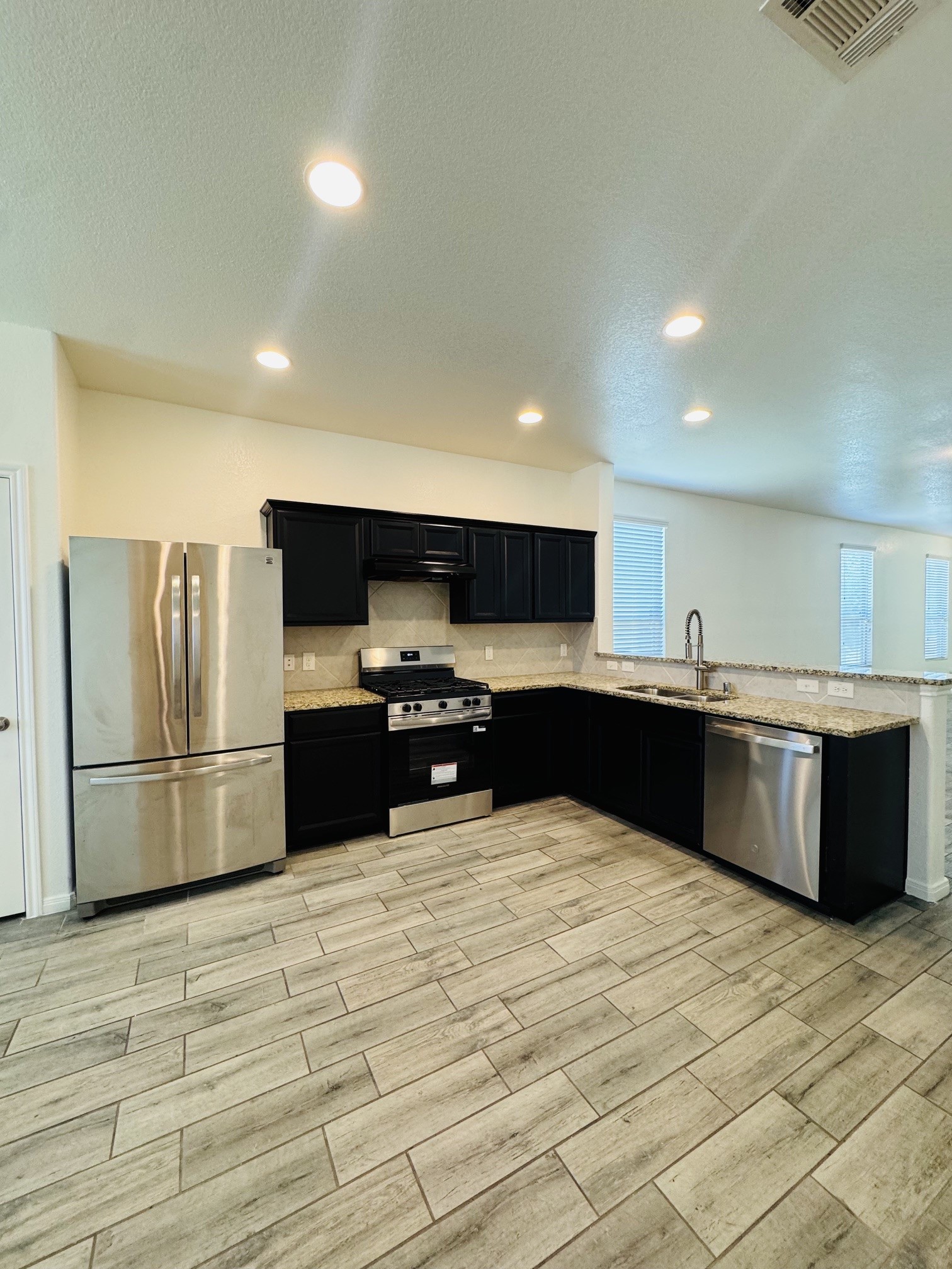 12318 Skyview Rise Court Houston, TX 77047 - Photo 8 of 27