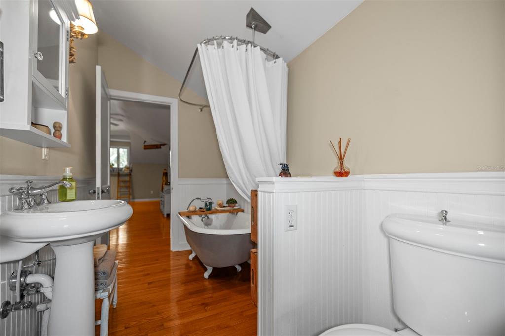 637 Scotland Street Dunedin, FL 34698 - Photo 64 of 72 a bathroom with a sink toilet and tub