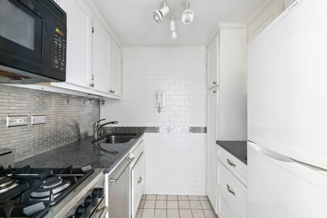 $725,000 | 10 West 15th Street, Unit 2115 | Flatiron