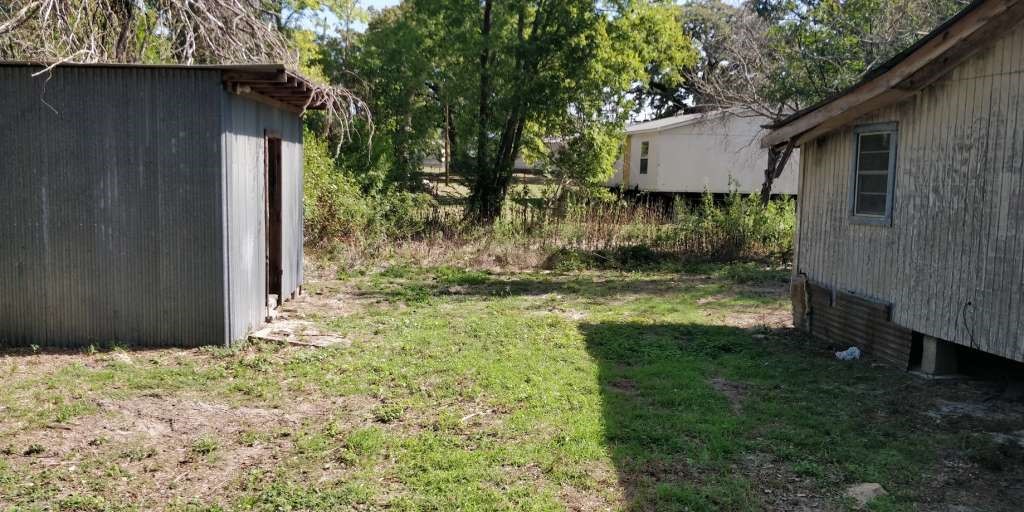 616 Post Oak Road Grapeland, TX 75844 - Photo 2 of 10 a backyard of a house