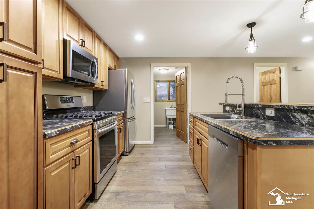 22699 Merriman Road New Boston, MI 48164 - Photo 8 of 40 31366825-7.JPG