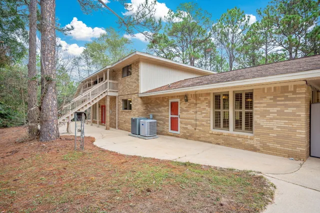 a view of a house with backyard and porch