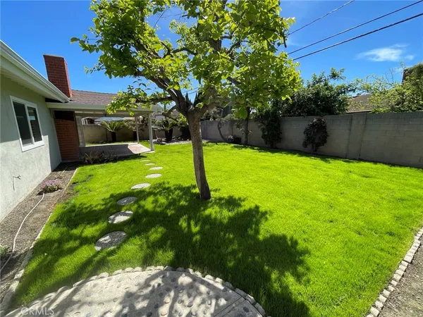 a view of yard with green space