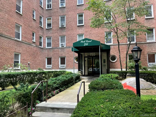 $229,900 | 755 Bronx River Road, Unit 6C, Bronxville, NY 10708