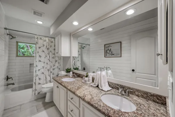 $725,000 | 94 North Cochrans Green Circle, The Woodlands, TX 77381