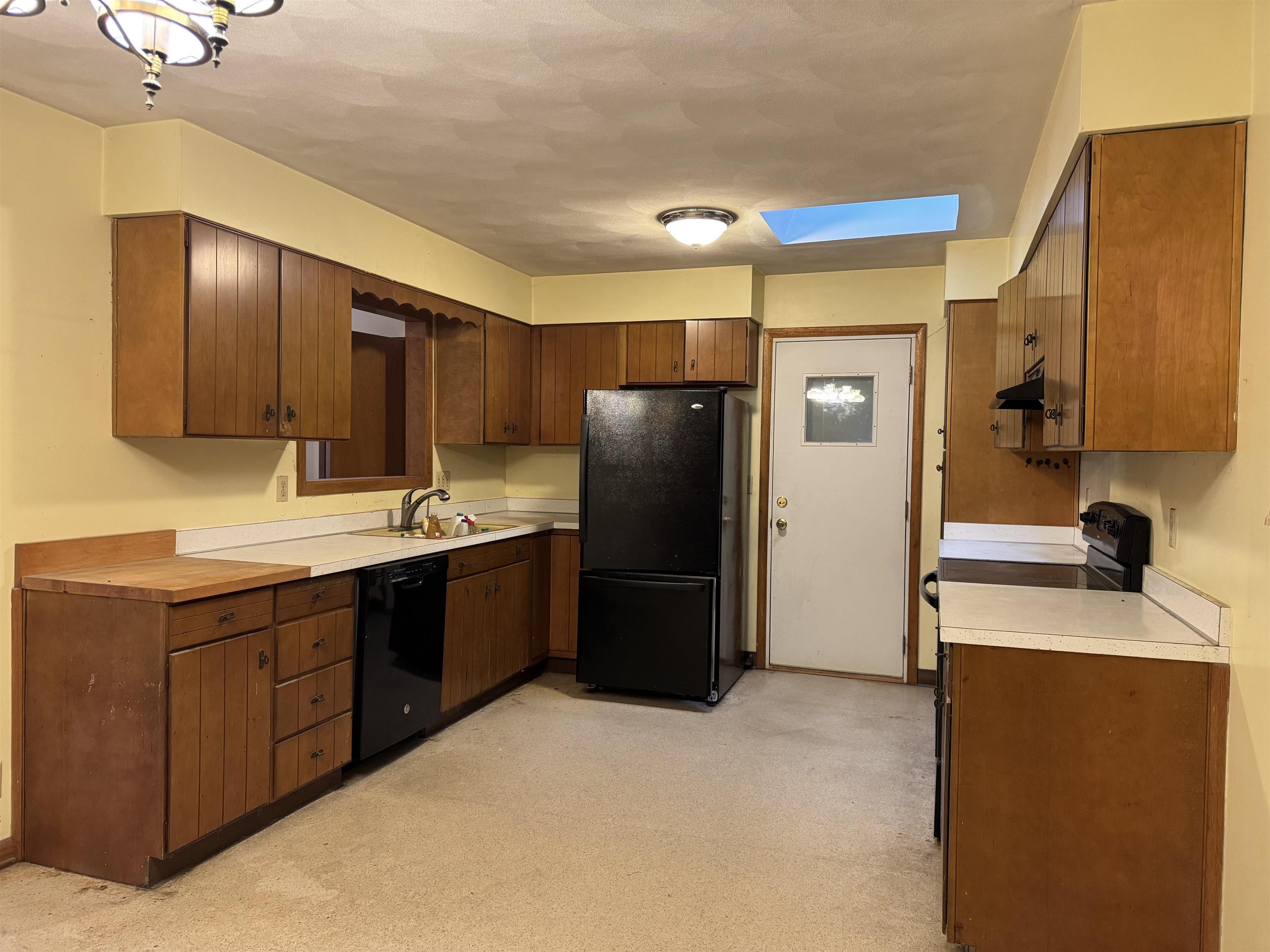 2411 East West Hart Road Beloit, WI 53511 - Photo 7 of 26