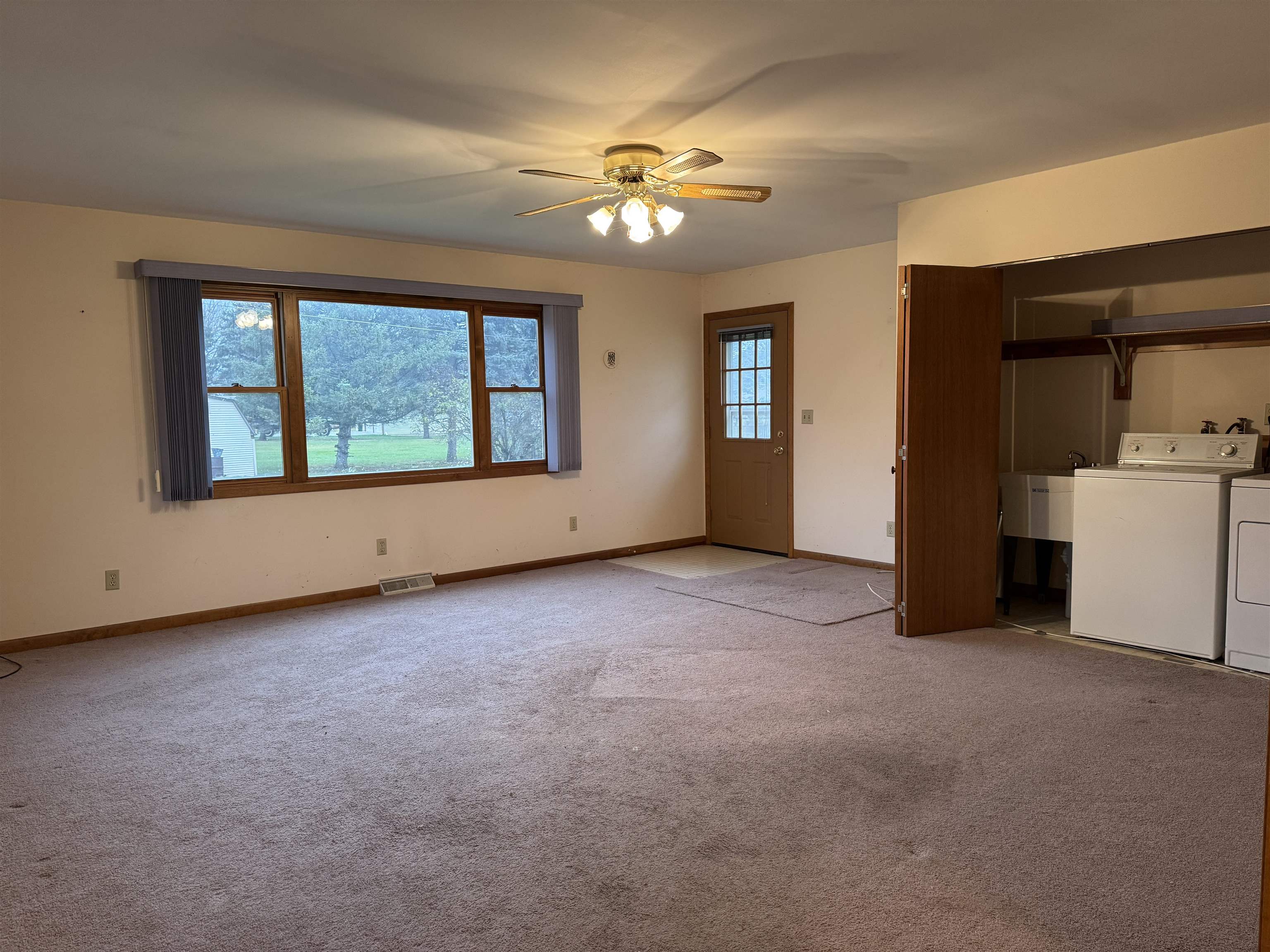 2411 East West Hart Road Beloit, WI 53511 - Photo 9 of 26