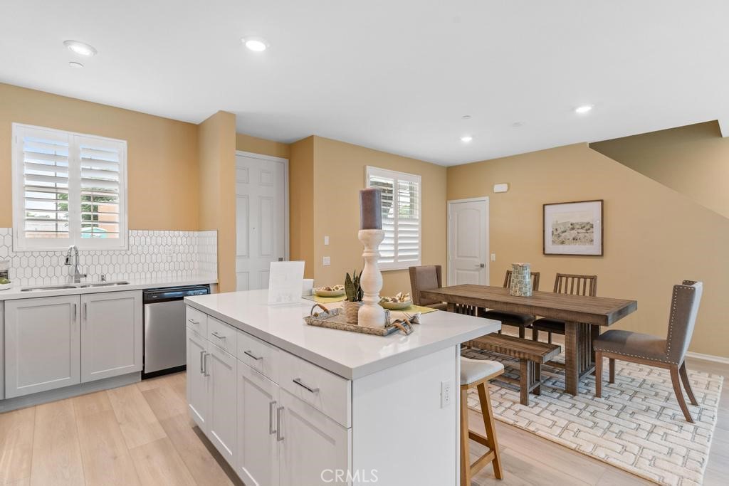 1762 Parkplace Lane Riverside, CA 92501 - Photo 17 of 41 Kitchen / Dining