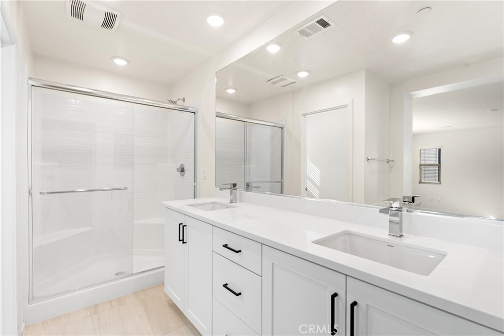 1762 Parkplace Lane Riverside, CA 92501 - Photo 32 of 41 Primary Bath