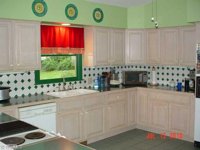 431 Neal Road Madison, NC 27025 - Photo 7 of 16 Kitchen.