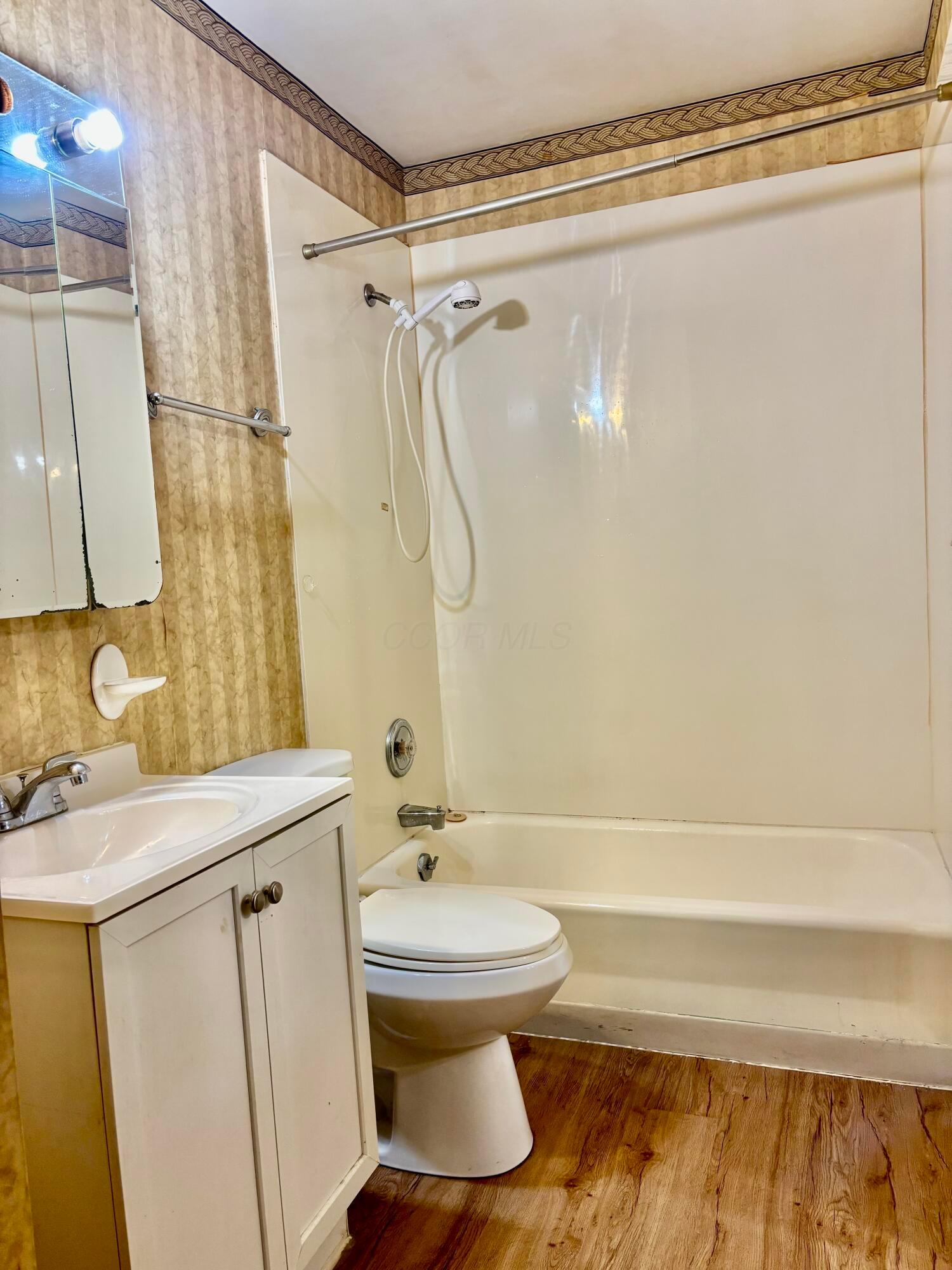 313 Danhurst Road Columbus, OH 43228 - Photo 18 of 27 bath