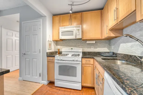 $495,000 | 837 Washington Avenue, Unit 5L | Melrose