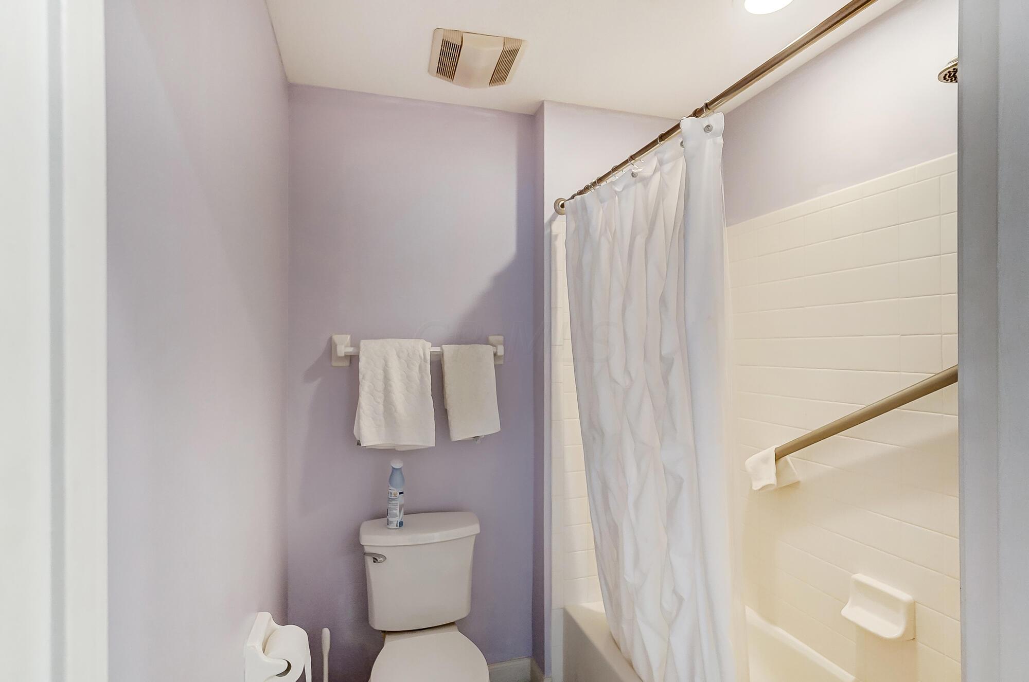 214 Cameron Ridge Drive Columbus, OH 43235 - Photo 22 of 54 Primary Suite Bath