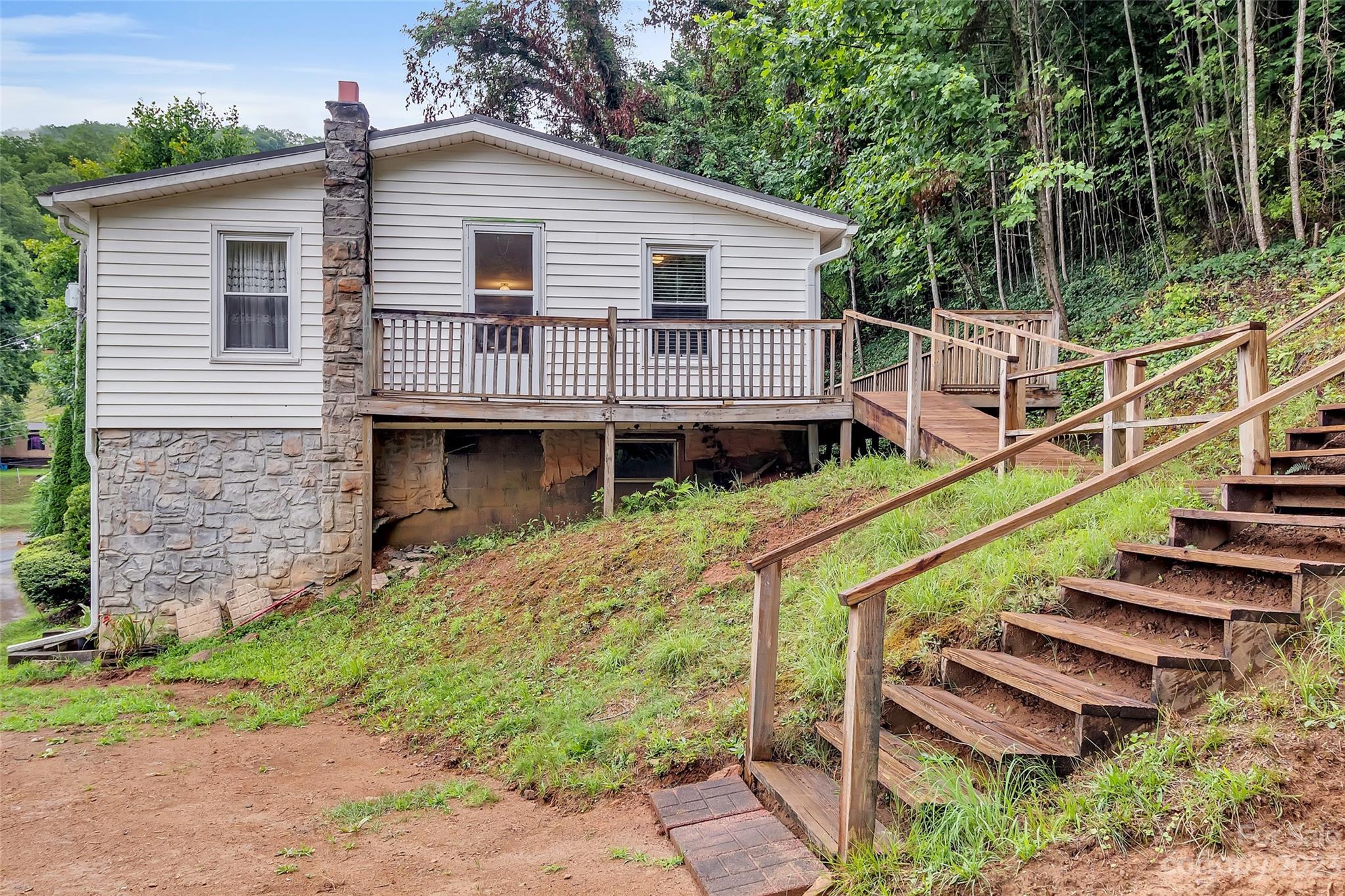 9 Alzena Road Sylva, NC 28779 - Photo 3 of 25 a front view of a house with wooden fence