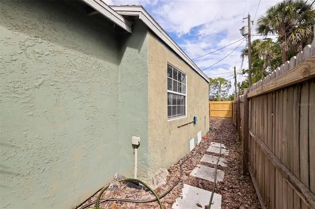 a view of a backyard