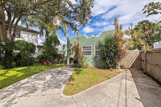 a view of a backyard