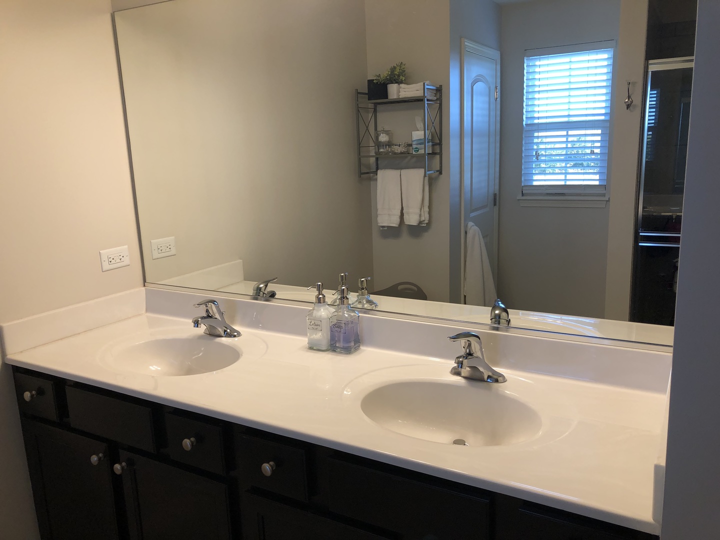 773 Ridgeview Lane Sugar Grove, IL 60554 - Photo 16 of 24 a bathroom with double sink and a mirror