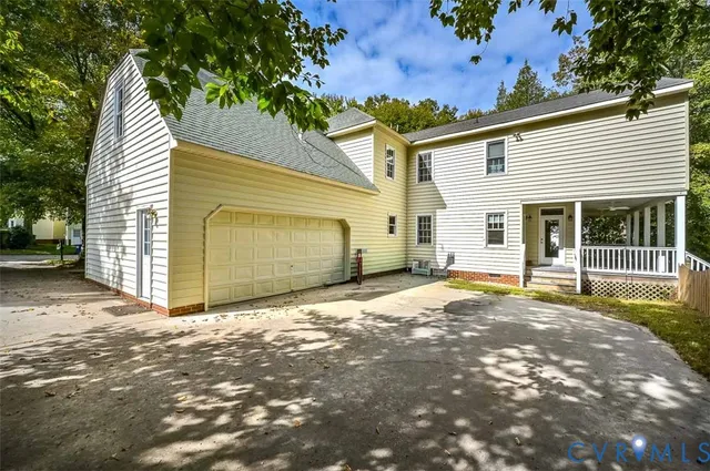 a view of a house with backyard and a tree