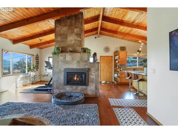 a picture of a living room with a fireplace